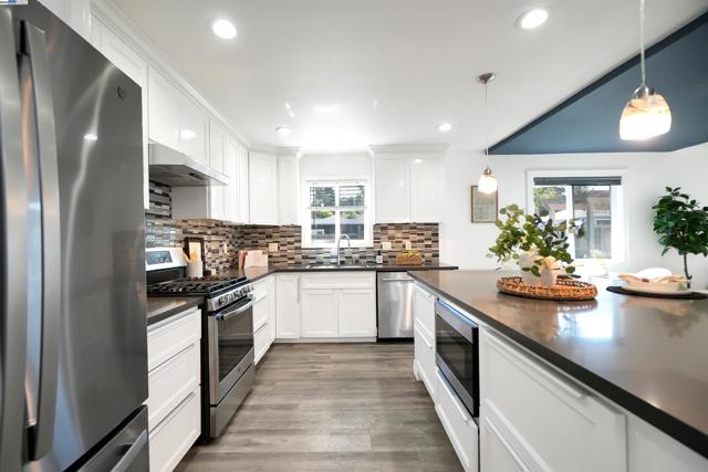 3254 Keith Ave, Castro Valley CA: https://media.crmls.org/mediaz/fce8f74e-5066-42f5-b2cb-8f8b2fe1e824.jpg