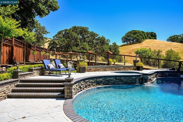 1883 Piedras Cir, Alamo CA: https://media.crmls.org/mediaz/fce9b605-1822-4087-b2d0-f16d8dd53de0.jpg