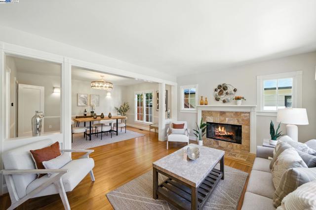3357 Jordan Rd, Oakland CA: https://media.crmls.org/mediaz/fcec5055-979d-427d-b262-b791abafe42e.jpg