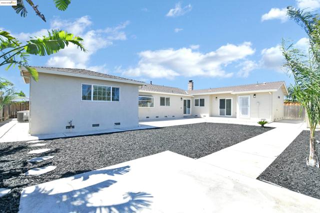 2086 Oakridge Ln, Pittsburg CA: https://media.crmls.org/mediaz/fcedb954-39ff-4ae6-a266-5ceeb20b4402.jpg