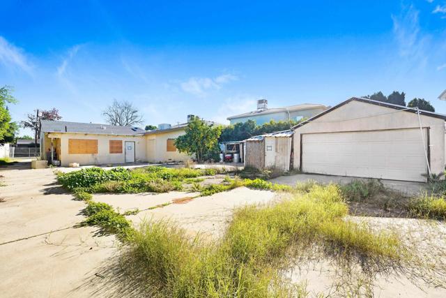 Detail Gallery Image 5 of 10 For 6537 Columbus Ave, Van Nuys,  CA 91411 - 5 Beds | 2/1 Baths