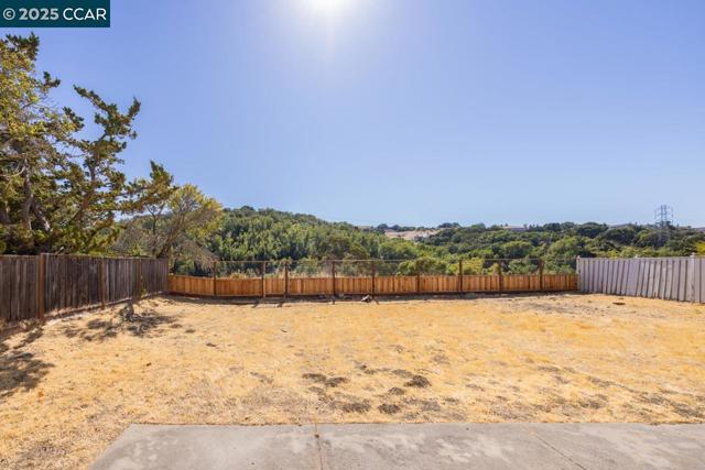 139 Thrush Ct, Hercules CA: https://media.crmls.org/mediaz/fcef5d81-c077-40a0-b03f-6b9e728c118b.jpg