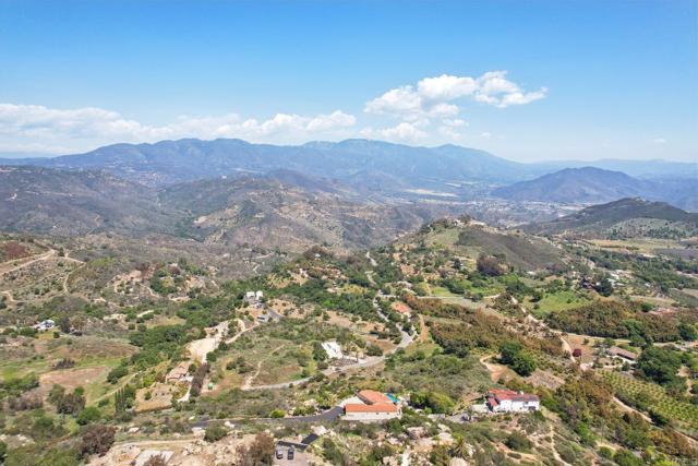 944 Rainbow Crest Road, Fallbrook CA: https://media.crmls.org/mediaz/fcef8327-898b-483a-b78b-bbaf06ece94b.jpg