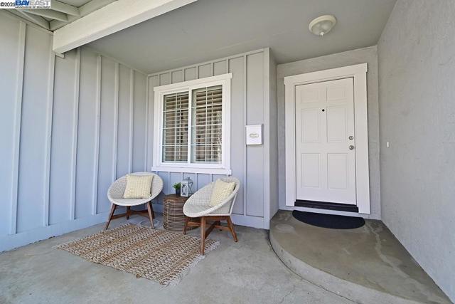 573 Junipero St, Pleasanton CA: https://media.crmls.org/mediaz/fceffbb1-8e9b-482e-b370-484bec54d924.jpg