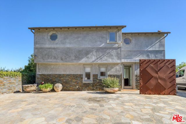 1300 Summitridge Drive, Beverly Hills CA: https://media.crmls.org/mediaz/fcf00103-b88d-414c-bf58-8ec0c8e86e3c.jpg