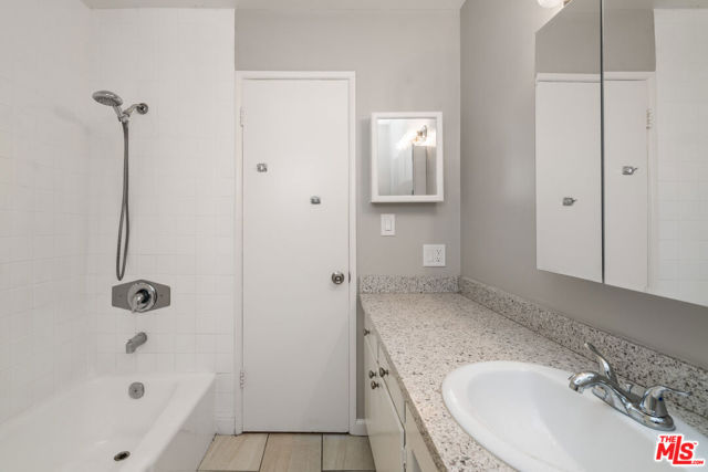 17340 Burbank Boulevard, Encino CA: https://media.crmls.org/mediaz/fcf00514-91ab-4752-b1ff-911ecff2b470.jpg