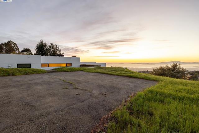 7041 DEVON WAY, Berkeley CA: https://media.crmls.org/mediaz/fcf0b6c8-87ad-4eae-90a8-039e9cdd1f55.jpg