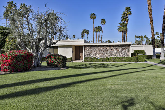 45735 Pawnee Road, Indian Wells CA: https://media.crmls.org/mediaz/fcf1227b-d4e7-4cd9-bcec-5d79c6230e41.jpg
