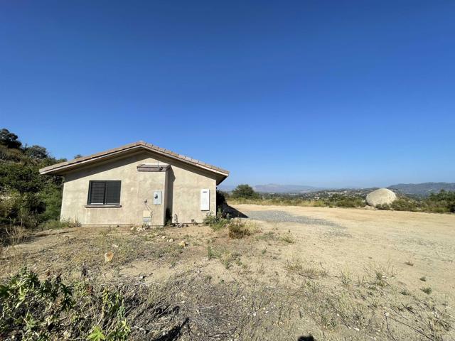 12478 Hillpoint Court, Valley Center CA: https://media.crmls.org/mediaz/fcf1485e-7a2e-4967-a50a-d2a12eba52f4.jpg