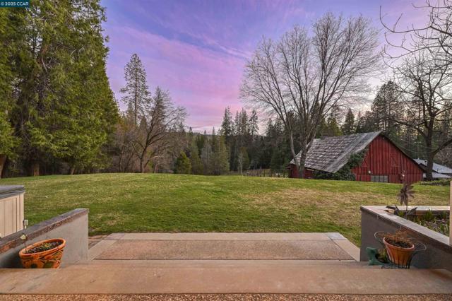 11417 Red Dog Rd, Nevada City CA: https://media.crmls.org/mediaz/fcf19278-114a-4031-b7a9-8c2197e58521.jpg