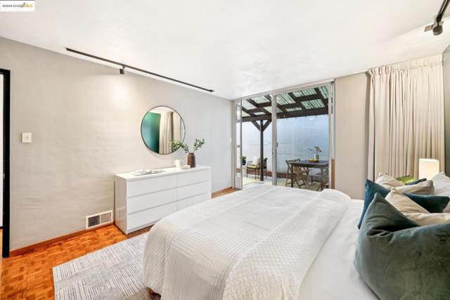 2760 Park Blvd, Oakland CA: https://media.crmls.org/mediaz/fcf25e2a-5ec9-4c59-9ffa-a6d402f5c745.jpg