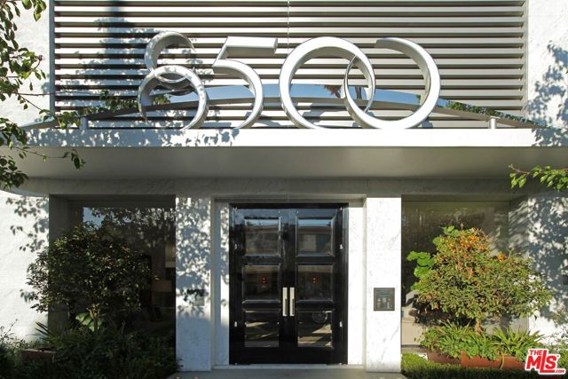 8500 Burton Way, Los Angeles CA: https://media.crmls.org/mediaz/fcf2743e-2dfa-4e45-b6ea-d8dedcbe6699.jpg