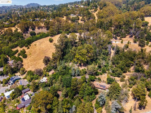 2976 Joaquin Miller Rd, Oakland CA: https://media.crmls.org/mediaz/fcf297f4-7012-4bcf-9850-899a1eb99962.jpg