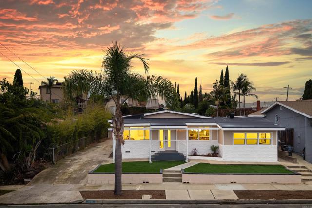 Detail Gallery Image 2 of 75 For 3840 Tomahawk Ln, San Diego,  CA 92117 - 5 Beds | 2 Baths