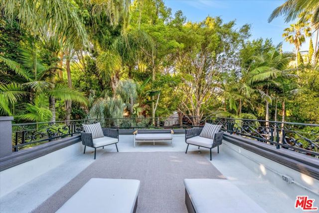 2276 La Granada Drive, Los Angeles CA: https://media.crmls.org/mediaz/fcf353ec-06a1-4a02-bd3c-0248ece52aff.jpg