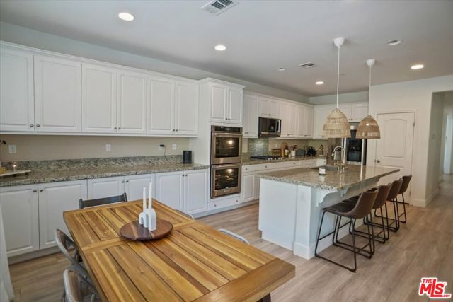 27336 Ellery Place, Santa Clarita CA: https://media.crmls.org/mediaz/fcf3cf66-8fdc-47f0-8ebe-c515443392e7.jpg