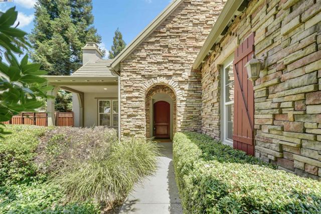1993 Fairway Oaks Dr, Ripon CA: https://media.crmls.org/mediaz/fcf40a39-3c14-4937-b694-12dd22414669.jpg