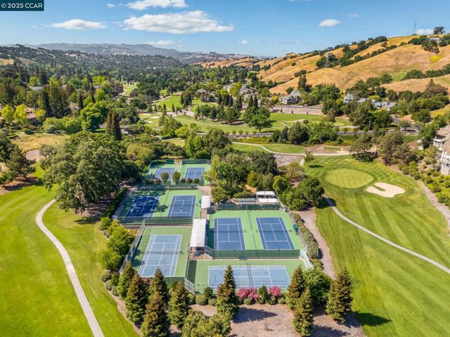 5920 Horsemans Canyon Dr, Walnut Creek CA: https://media.crmls.org/mediaz/fcf415cc-ce15-4a9f-9460-593fe10cf944.jpg