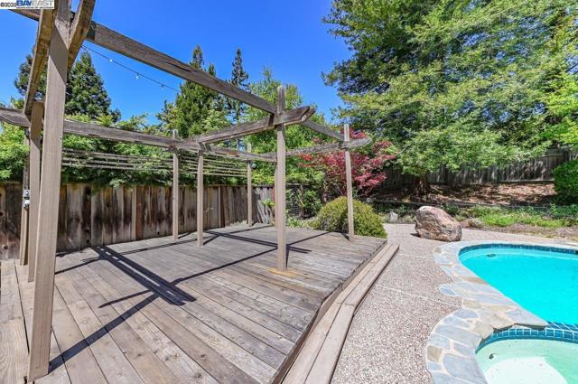 351 Castenada Ct, Danville CA: https://media.crmls.org/mediaz/fcf57c50-9760-4e8b-9df5-0d4824fde298.jpg