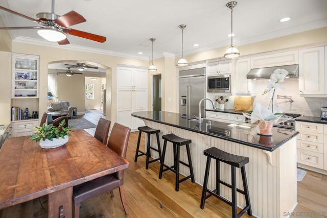 867 E Avenue, Coronado CA: https://media.crmls.org/mediaz/fcfa5dc2-bb53-49ef-8500-f14e1fa83be1.jpg