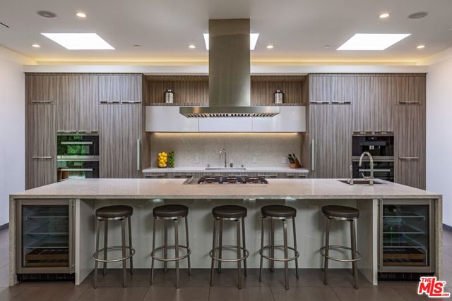 2002 LOMA VISTA Drive, Beverly Hills CA: https://media.crmls.org/mediaz/fcfb4271-7f48-40c7-99af-17cc23e0f4b9.jpg