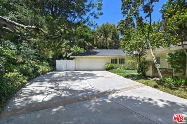 15474 Loom Place, Sherman Oaks CA: https://media.crmls.org/mediaz/fcfbfe97-0901-4aa9-86e4-29c3bf6c5a14.jpg
