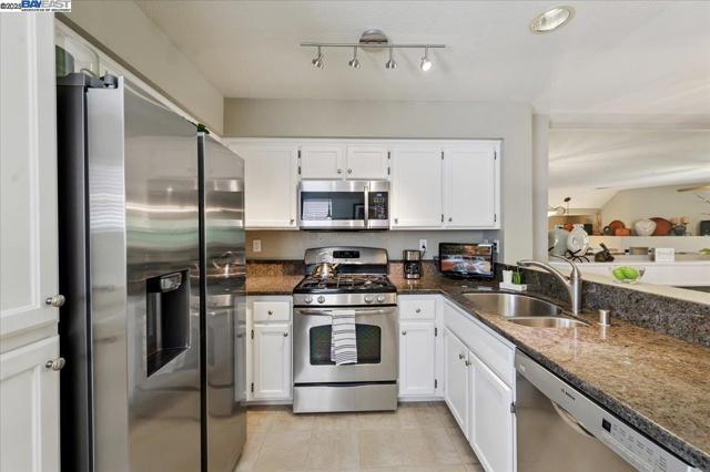 4682 Central Pkwy, Dublin CA: https://media.crmls.org/mediaz/fcfc110b-c110-48d6-a1c2-c41f9a6f5afa.jpg