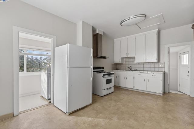 1011 E 11Th St, Oakland CA: https://media.crmls.org/mediaz/fcfc3c29-4176-4570-b03f-55022de4eb5b.jpg