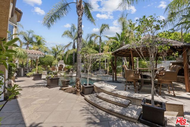 638 Oak Tree Court, Simi Valley CA: https://media.crmls.org/mediaz/fcfc6776-0a11-4335-aaa2-4e13e2f4ebc0.jpg