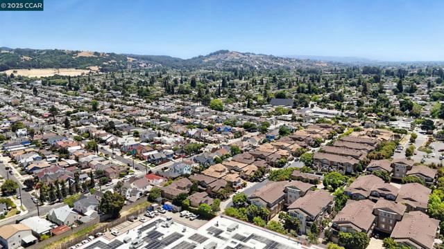 10708 Prince Royal Ct, Oakland CA: https://media.crmls.org/mediaz/fcfca43c-b781-4798-a0f9-b7348b0ace89.jpg