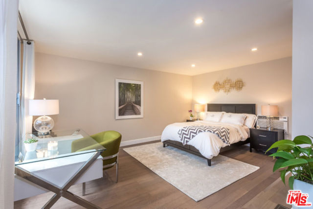 1922 N Beverly Place, Beverly Hills CA: https://media.crmls.org/mediaz/fcfd2e62-5257-42a3-be2a-92f685990571.jpg