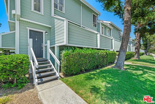 5811 Woodman Avenue, Van Nuys, California 91401, 2 Bedrooms Bedrooms, ,2 BathroomsBathrooms,Townhouse,For Sale,Woodman,24401397