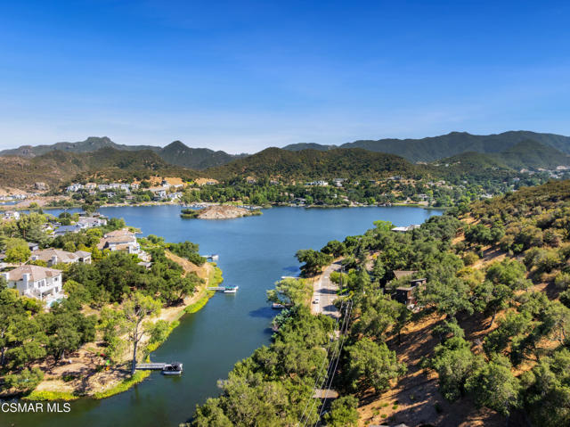 141 Lake Sherwood Drive, Lake Sherwood CA: https://media.crmls.org/mediaz/fcfd6591-c75e-4747-b386-0671e39ff9c0.jpg