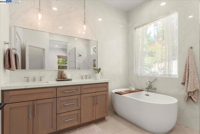 3319 Besana Dr, El Dorado Hills CA: https://media.crmls.org/mediaz/fcfda528-0d57-40ee-acae-03c166eaa724.jpg