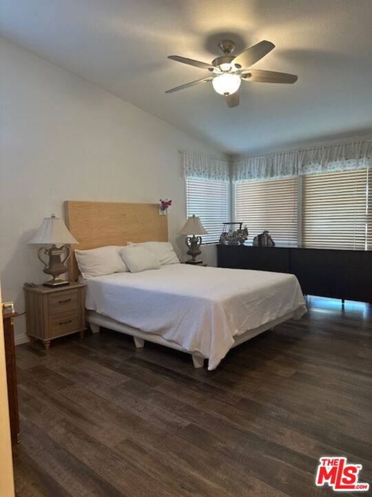 44 E Sutton Place, Palm Desert CA: https://media.crmls.org/mediaz/fcfec343-f569-4ddc-9774-df388903bded.jpg