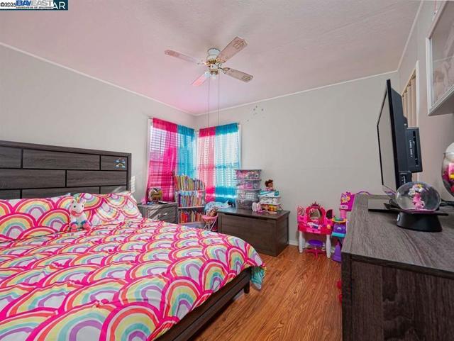 2130 102Nd Ave, Oakland CA: https://media.crmls.org/mediaz/fcff01bf-b9ac-4ce9-9438-e389f90f12f2.jpg