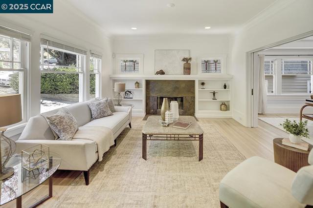 1039 Elsinore, Oakland CA: https://media.crmls.org/mediaz/fcff85e9-9d55-495e-96cd-18885c769995.jpg