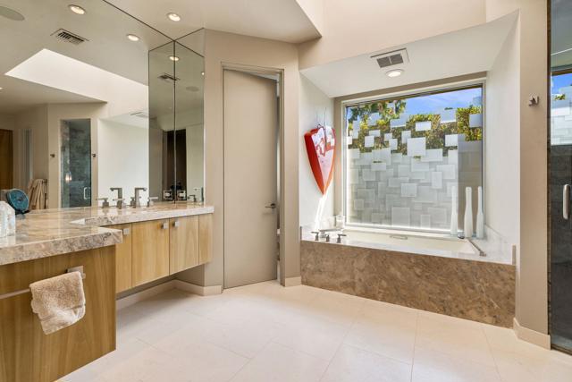 28 Sun Ridge Circle, Rancho Mirage CA: https://media.crmls.org/mediaz/fd007653-838b-4877-a967-29ee71cedcb2.jpg