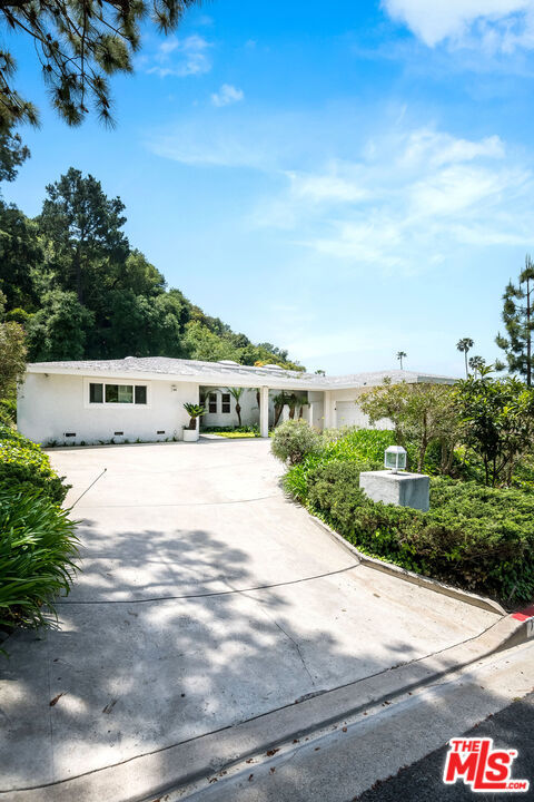 1965 Loma Vista Drive, Beverly Hills, California 90210, 4 Bedrooms Bedrooms, ,3 BathroomsBathrooms,Single Family Residence,For Sale,Loma Vista,24399413