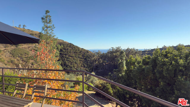 26533 Ocean View Drive, Malibu CA: https://media.crmls.org/mediaz/fd00f011-8009-4092-948d-11e6e0dc69c7.jpg