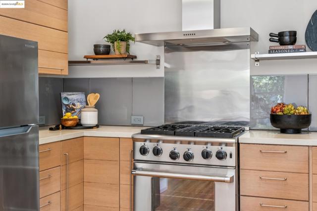 1708 Derby St, Berkeley CA: https://media.crmls.org/mediaz/fd0120cc-ff48-4e30-ac03-4c5a590de663.jpg
