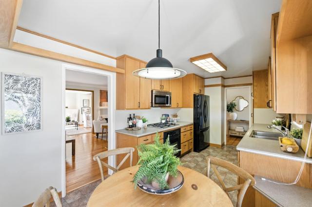 1627 El Verano Way, Belmont CA: https://media.crmls.org/mediaz/fd01698d-4394-44ab-92dd-f6975c47d56f.jpg