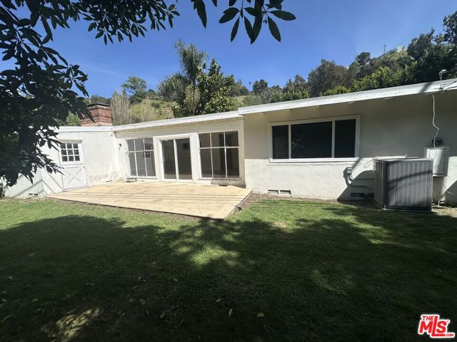 1555 San Ysidro Drive, Beverly Hills CA: https://media.crmls.org/mediaz/fd018a92-72d0-483b-942f-a8d40daf89a8.jpg