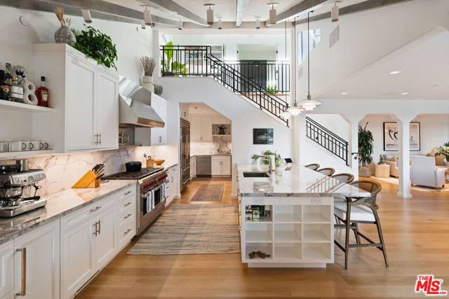 Image 17 of 72 For 705 Palisades Beach Road