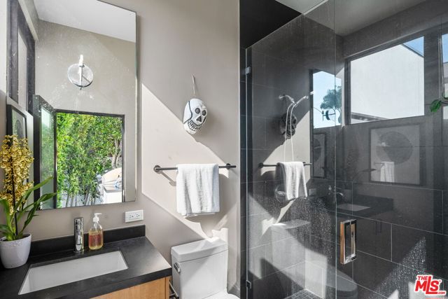 1102 Amoroso Place, Venice CA: https://media.crmls.org/mediaz/fd01f522-f9fd-4454-a1a4-c075cf06c1c2.jpg