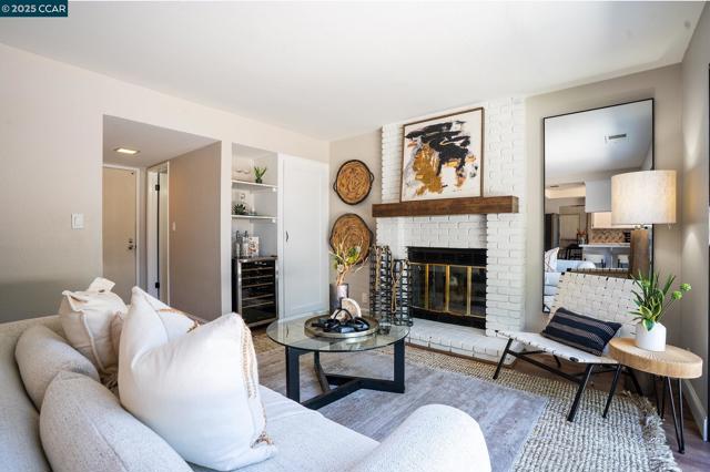 2329 Sweetwater Dr, Martinez CA: https://media.crmls.org/mediaz/fd02499d-03c4-4645-8192-0d4bd8bee33d.jpg