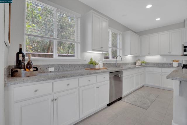 38 Pato Ct, Oakley CA: https://media.crmls.org/mediaz/fd033134-a80f-4e86-8b96-e86304c0070f.jpg
