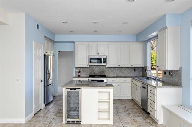 Detail Gallery Image 5 of 33 For 4976 Bella Collina St, Oceanside,  CA 92056 - 5 Beds | 3 Baths