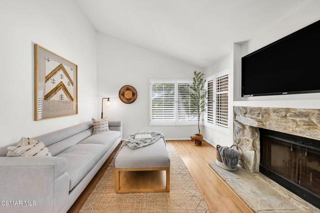 769 Birchpark Circle, Thousand Oaks CA: https://media.crmls.org/mediaz/fd0532fa-79c5-4519-83da-c29262ee0cd3.jpg