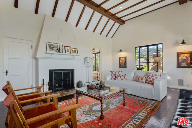3827 Carnavon Way, Los Angeles CA: https://media.crmls.org/mediaz/fd05a780-cee0-4c32-b44e-d7bb6185cad7.jpg